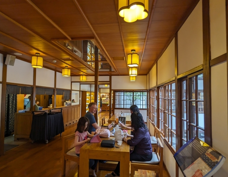 カフェの客席 落ち着いた雰囲気のカフェスペース。