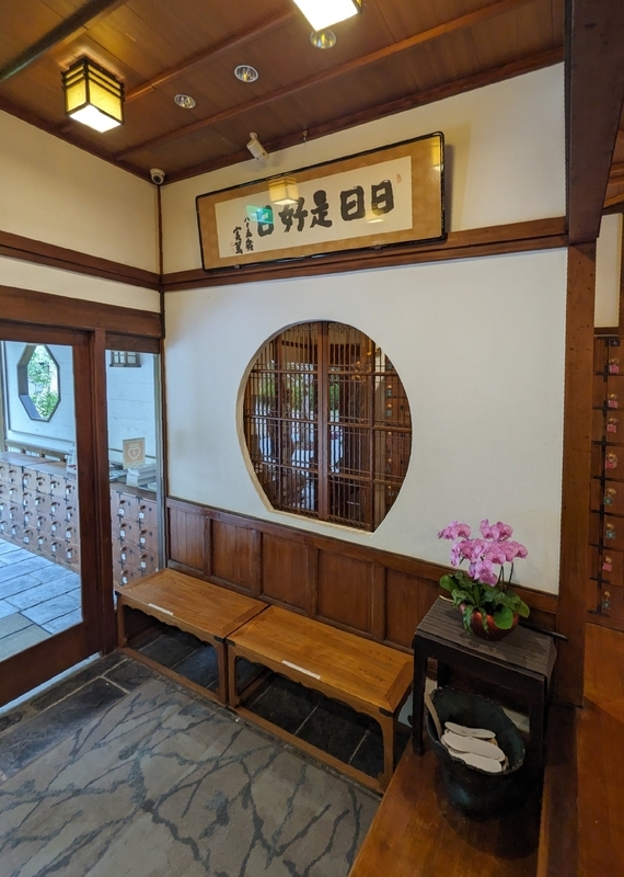 玄関の様子 伝統的な意匠が活きる玄関デザイン。