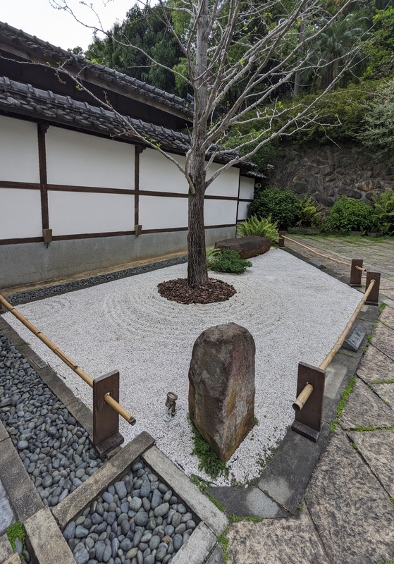 枯山水の庭 玄関前に広がる手入れされた枯山水の庭。