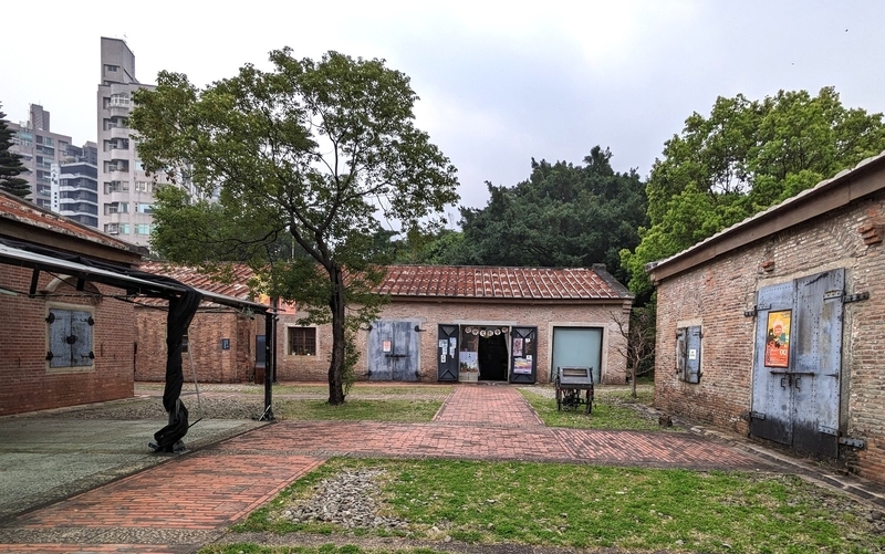 赤レンガ倉庫の中庭 赤レンガづくりの倉庫リノベーションで囲まれた中庭。奥の建物は地元アーティストの工房。