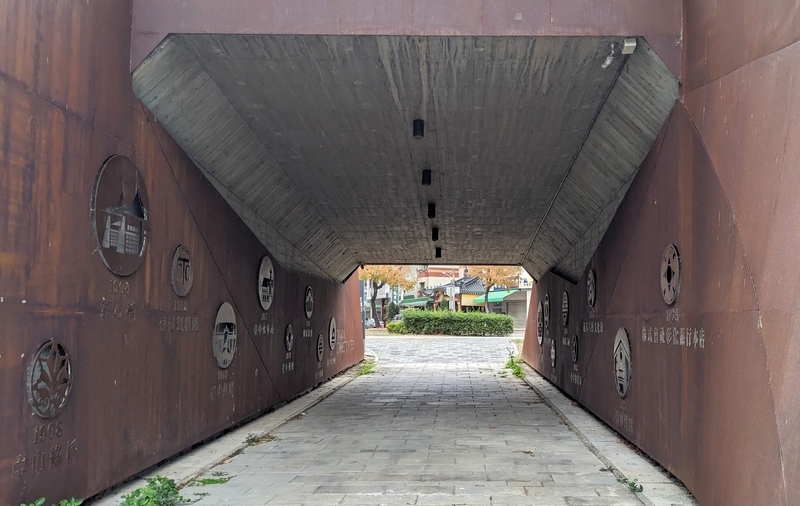 空中歩道の下に街の連続性を保つアンダーパスが設けられている。