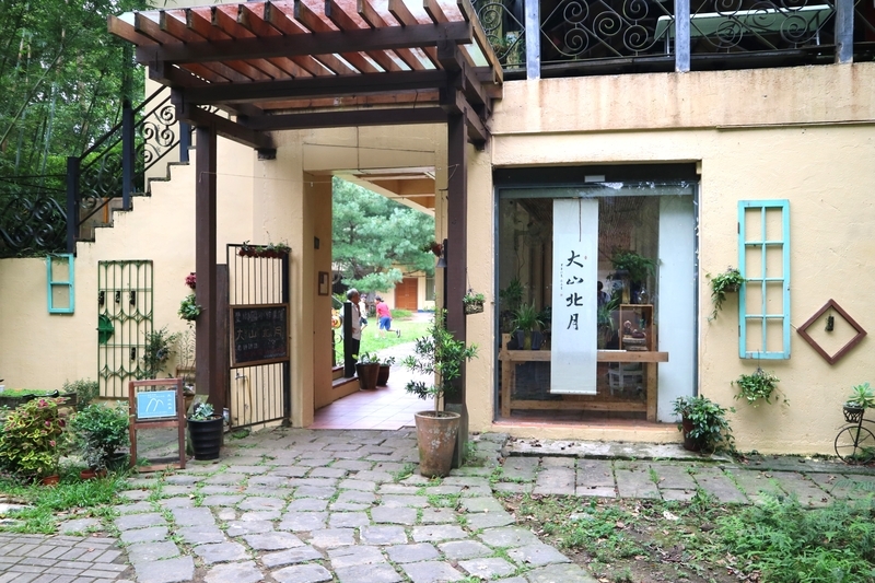 施設全体の入り口ゲート。小学校の面影を感じさせない外観。