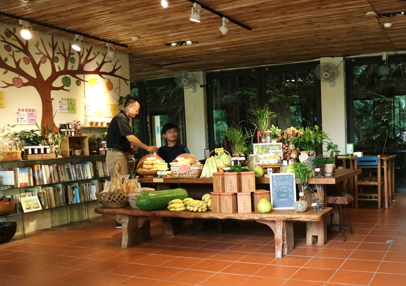 地域の特産品を扱う売り場。