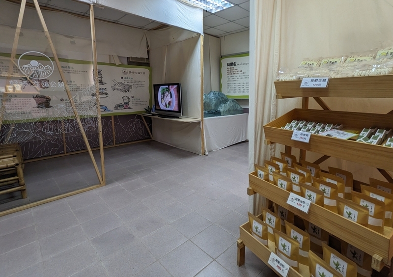 地域文化展示と特産品販売所 地域の文化と歴史の展示および特産品の販売スペースを撮影した写真。