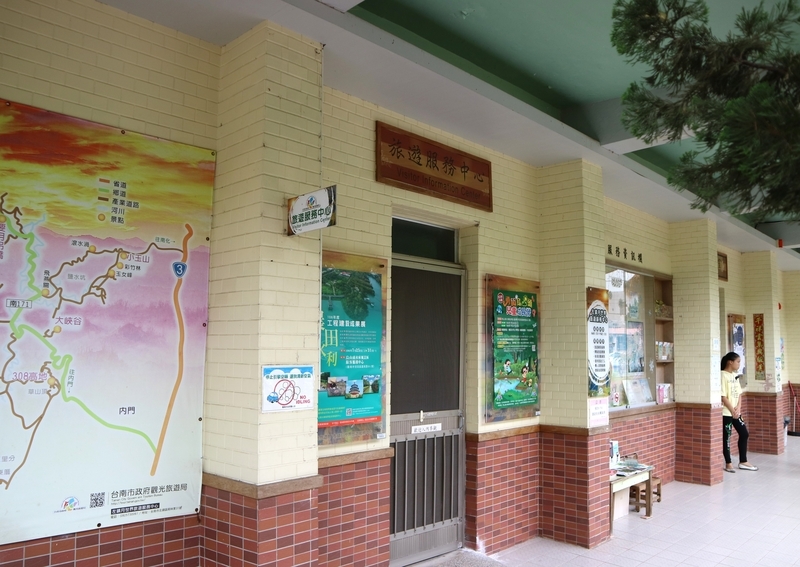 校舎の壁面展示 校舎の壁面を利用した展示の様子を撮影した写真。