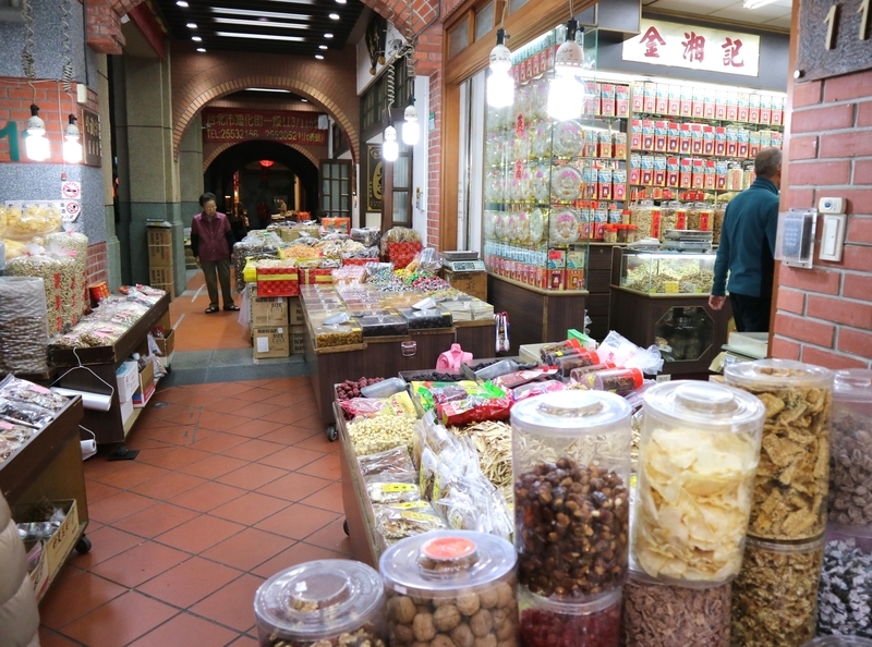 大稻埕 伝統的な乾物店 騎楼に張り出す伝統的な乾物店の様子。