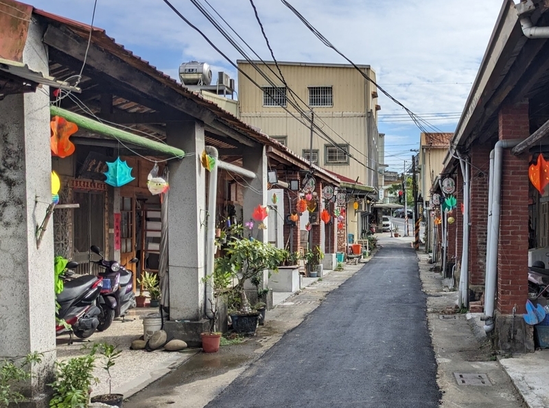 わずか30メートルほどの商店街の街並みを撮影した写真。