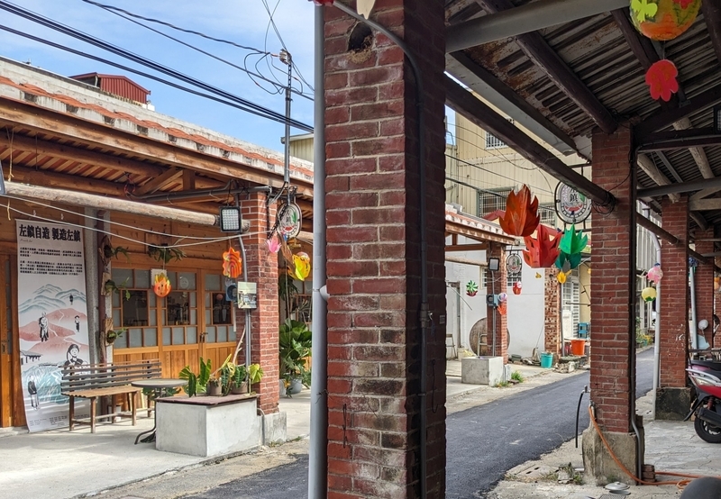 伝統的なアーケードが残る商店街からの眺めを撮影した写真。