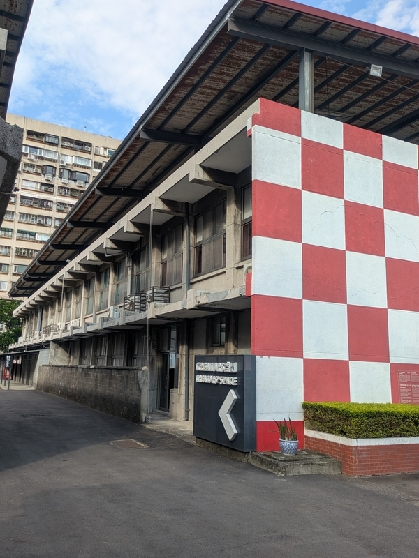 空軍軍楽隊の事務所と宿泊施設として使われていたオペレーションセンターの側面。