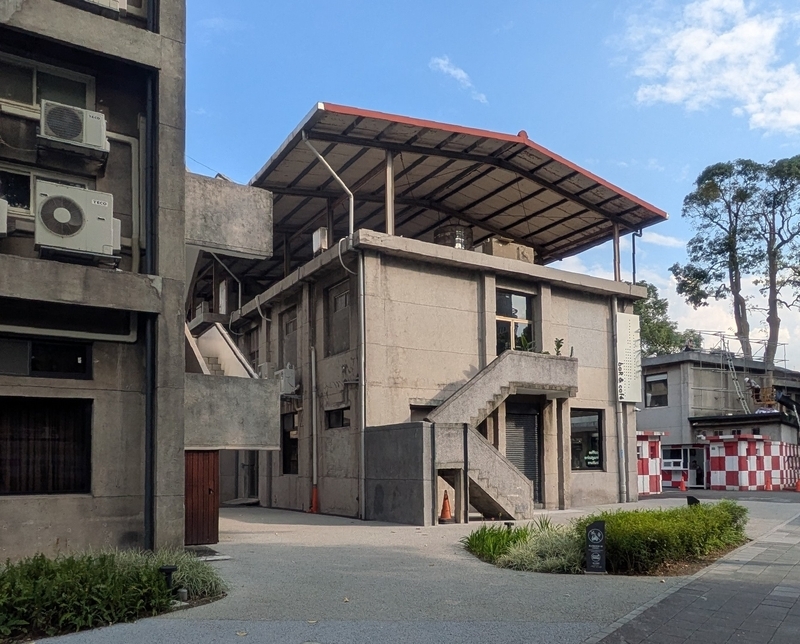 VERSE baR＆cafeが入居する建物の外観。