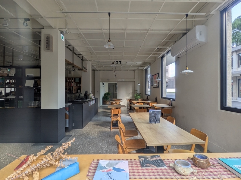 VERSE baR＆cafeとクリエイター拠点の室内空間。