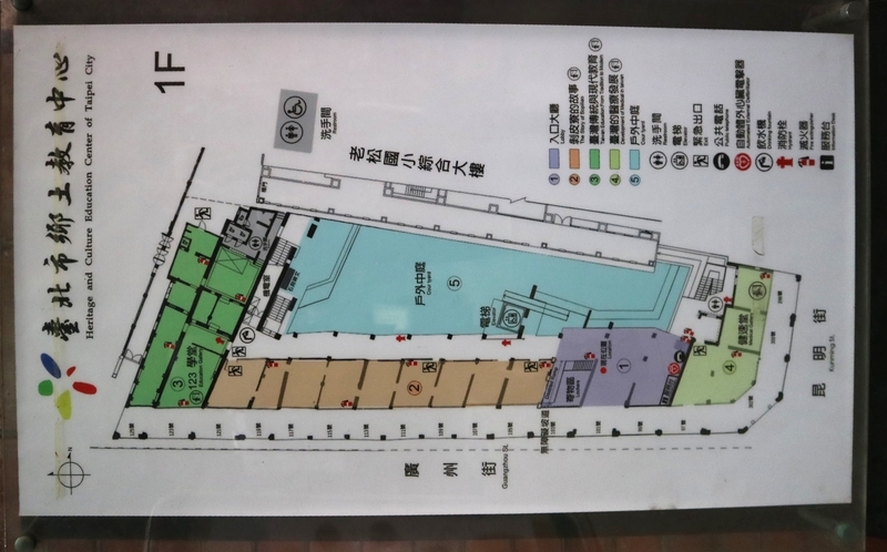 施設ガイドマップ(左) 施設の案内図の一部。建物配置やゾーンが記されている(左)