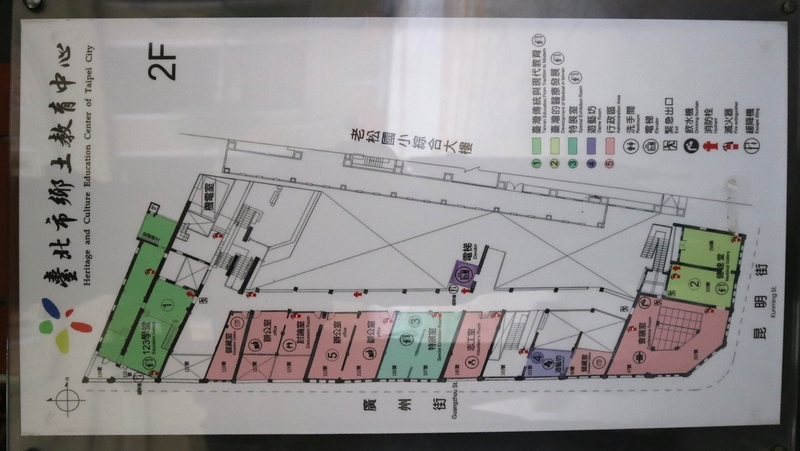 施設ガイドマップ(右) 施設の案内図の一部。建物配置やゾーンが記されている(右)