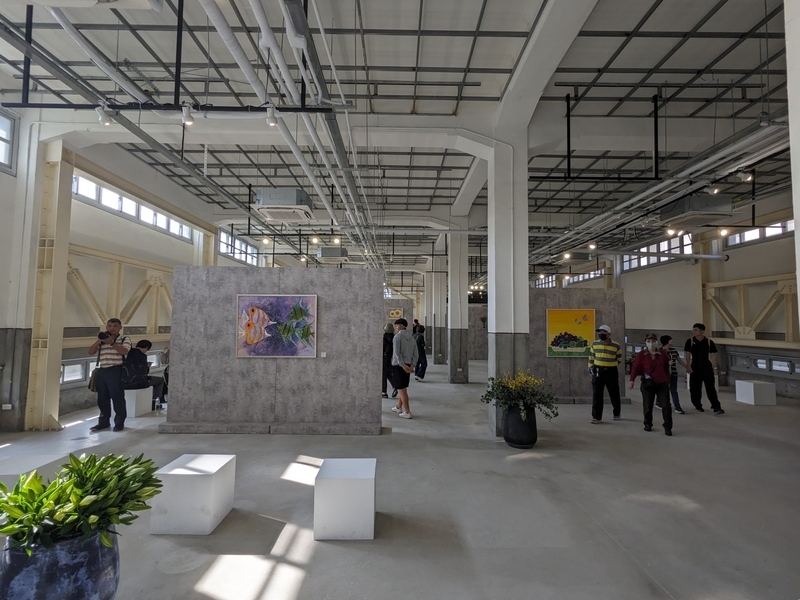 展示空間と大空間 大空間と融合した屏東原民館の展示スペース