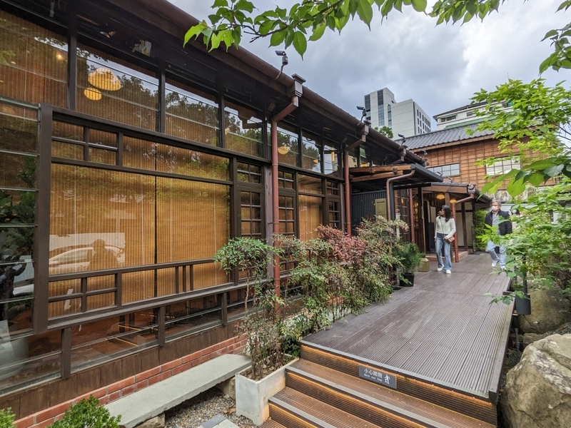 刑務所跡地側のリノベ外観はガラスが多用される。人気のカフェや店舗が入る施設