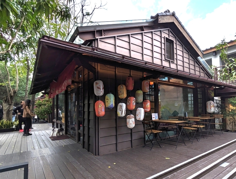 提灯の装飾で日本らしさも。カフェや雑貨店が並ぶリノベーション施設