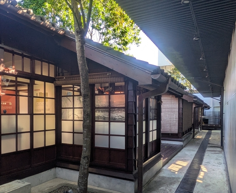 4世帯分あった住宅を一体化してつくられた中庭空間の全景。