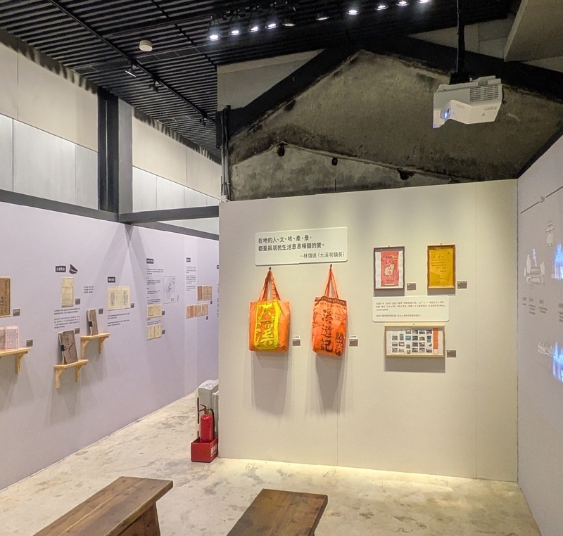 屋根の形を残してリノベーションされた展示空間。