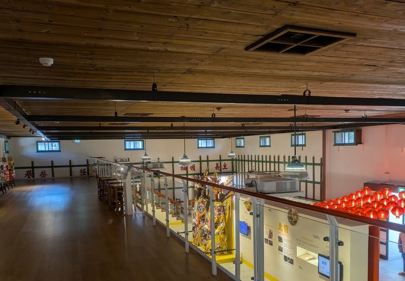 2階展示空間からの眺め 2階の展示空間から1階全体を見渡す眺め。