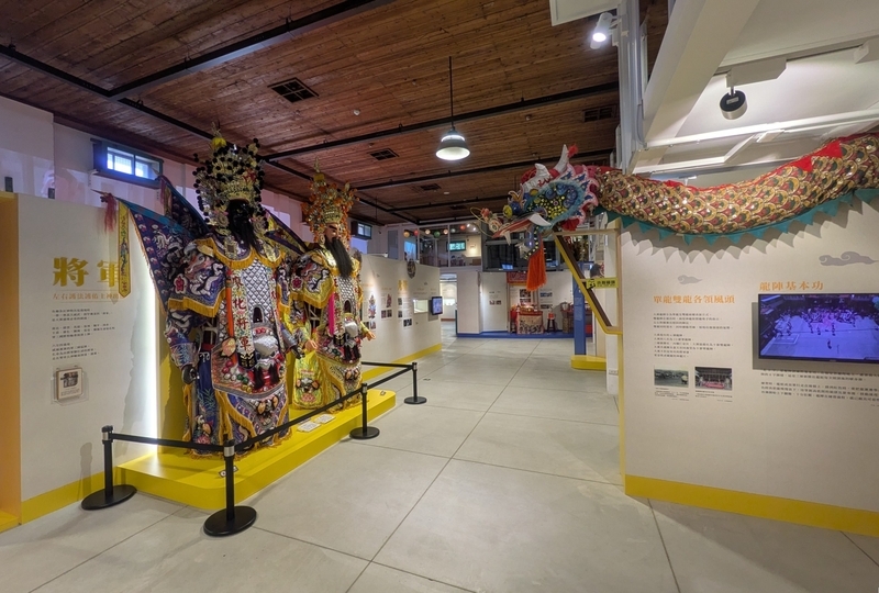祭りの衣装展示 祭りに使用される衣装や道具が展示されている様子。