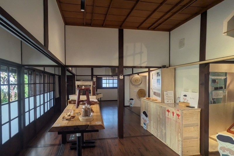 木工芸に関する展示空間の様子を撮影した写真。