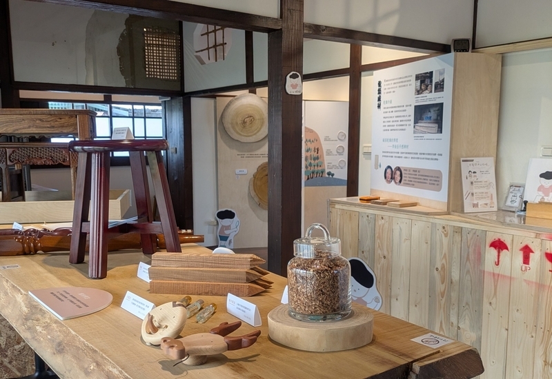 木工芸に関する展示の様子を示す写真。