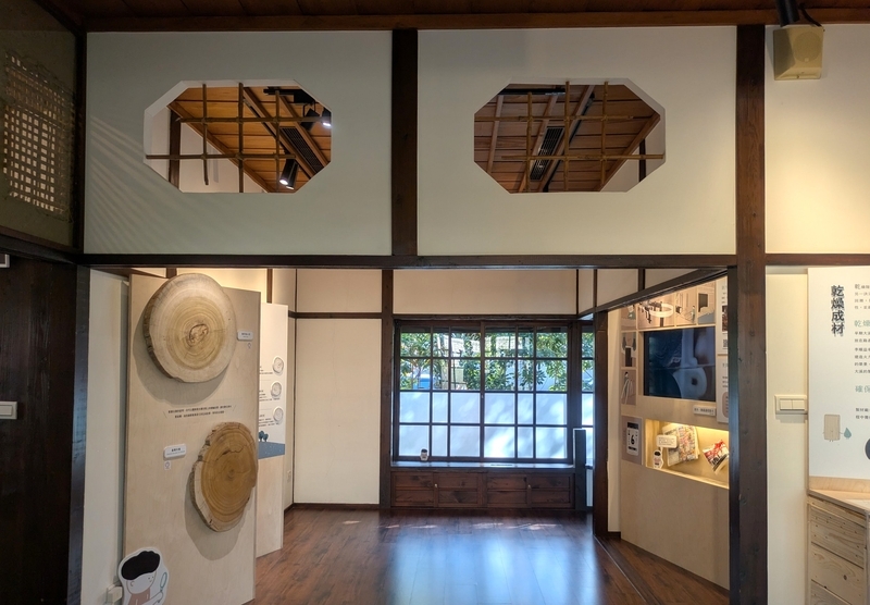 木工芸に関する展示空間の内部を撮影した写真。