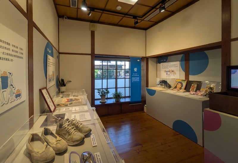 鳳飛飛の歴史を紹介する展示グッズや資料を撮影した写真。