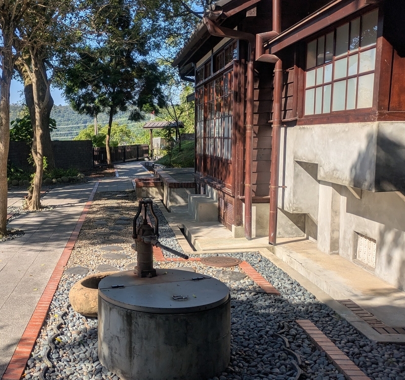 敷地内に保存されている井戸を撮影した写真。