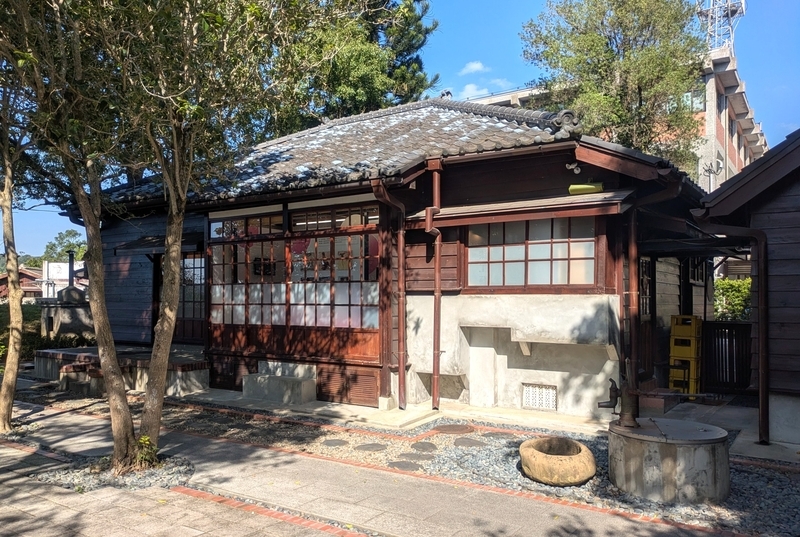 故事館の裏側の外観を撮影した写真。