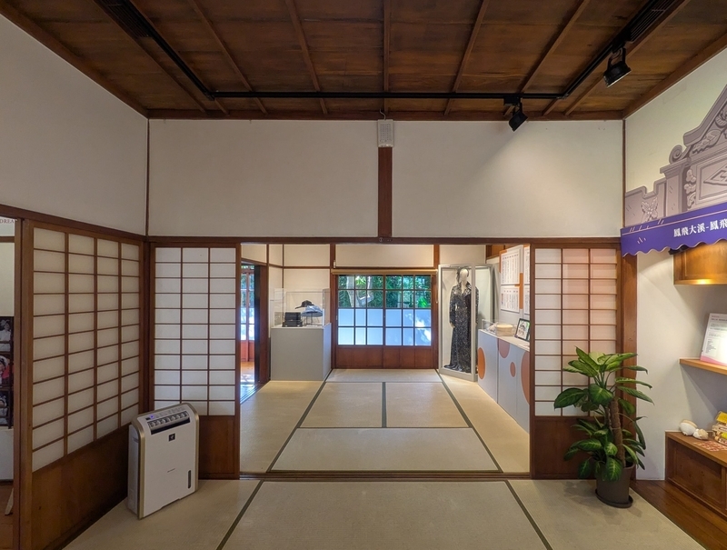 日本的な間取りを再現した展示空間を撮影した写真。