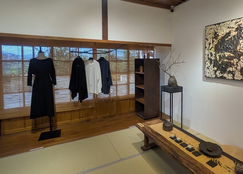 畳の部屋に展示された作品が空間と調和している様子を撮影した写真。