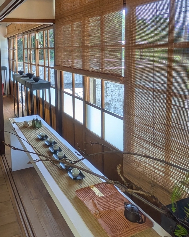 室内にクリエーターの作品が並べられた展示空間を撮影した写真。