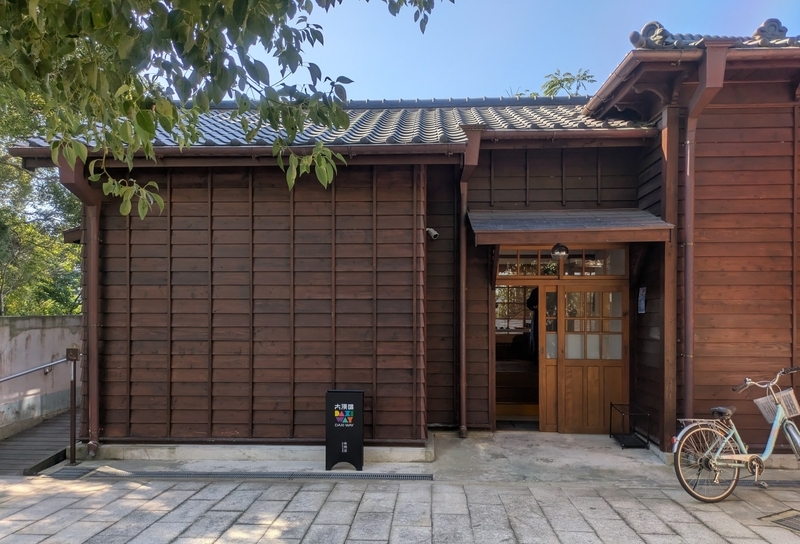 施設の入り口部分を撮影した写真。