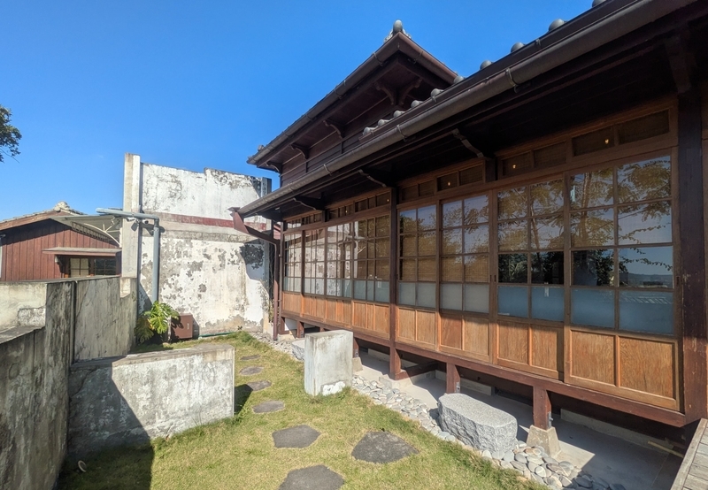 建物の裏側の外観を撮影した写真。