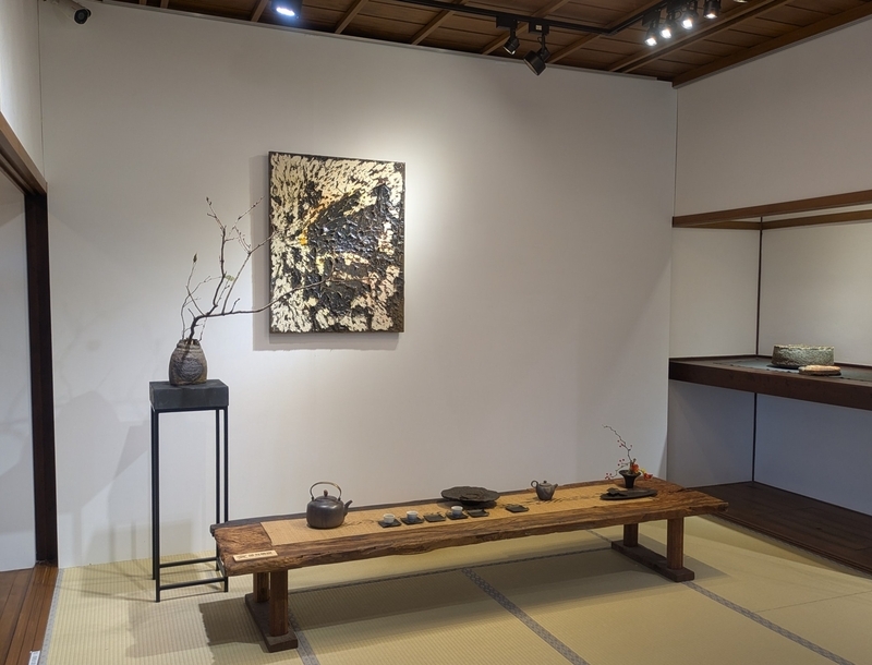 畳の部屋と白い壁を背景に展示が行われている空間を撮影した写真。