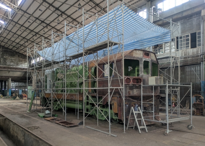 ディーゼル機関車 再生を待つディーゼル機関車が展示されている。