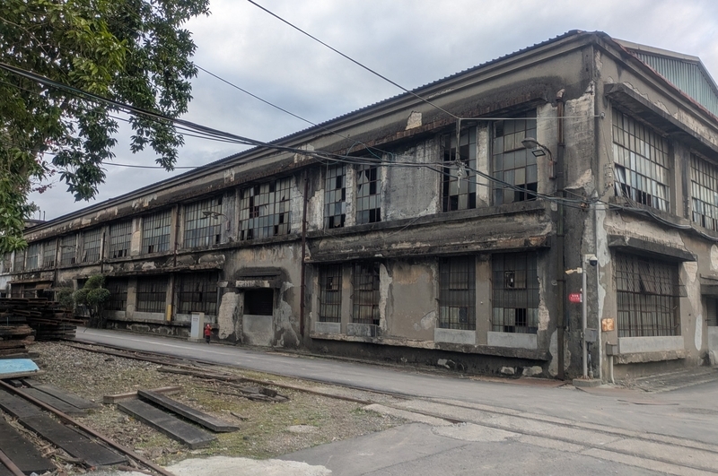 劣化した工場 経年劣化が進んだ工場建物の内部。