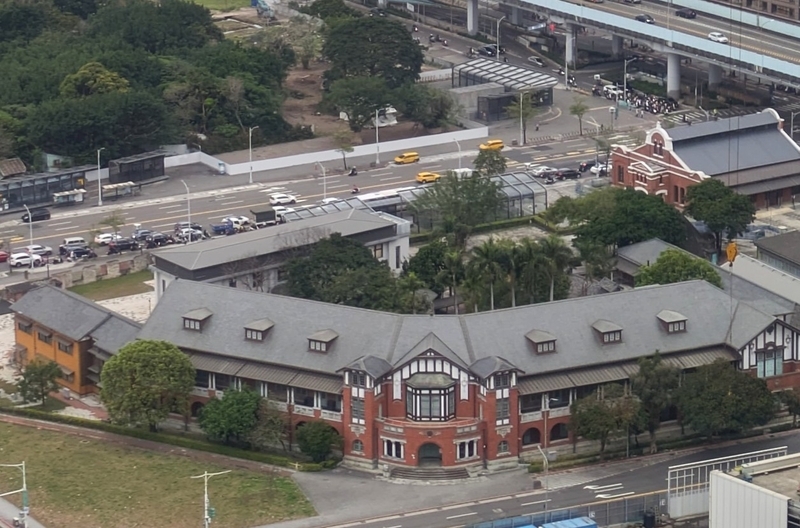 近くの高層タワーから見た正面と全体鳥瞰の景観。