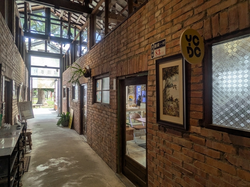 丁棟の中廊下 丁棟の中廊下のような通路。両側にクリエイターの部屋が並ぶ様子を撮影した写真。