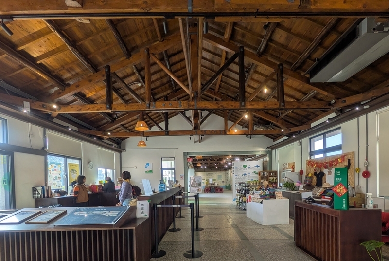サービスセンター内部 手前には入園料を払う場所とお土産売り場、奥には産業の歴史展示があるサービスセンター内部。