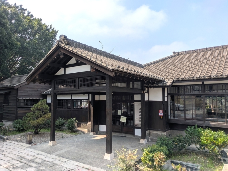 正面玄関 建物の正面玄関部分。