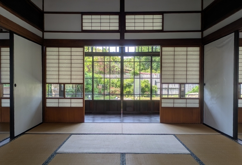 縁側と裏庭の眺め 裏庭を眺める縁側と畳の間の様子。