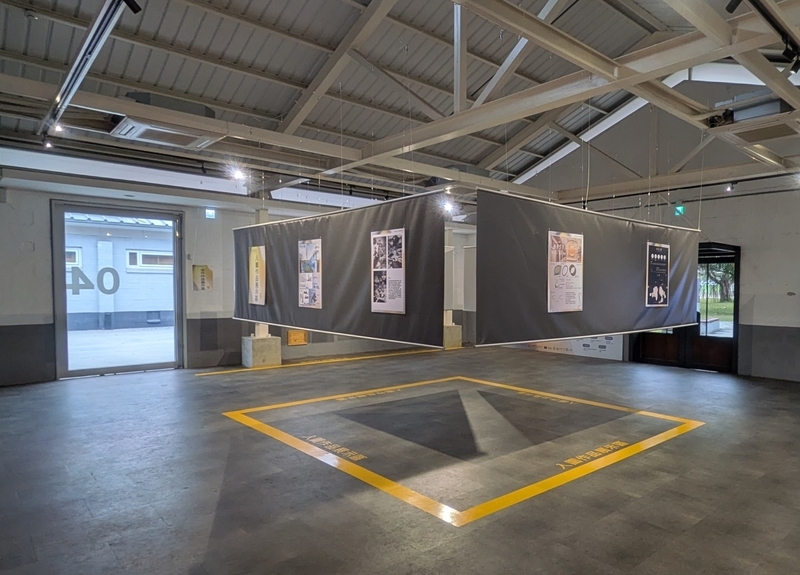 3号倉の企画展示(学生コンペ) 3号倉の奥で行われている企画展示の様子。学生によるサスティナブルデザインコンペの作品展示を撮影した写真。
