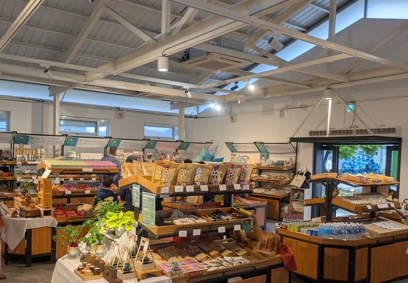 12号倉のセレクトショップ桃印文創 12号倉に入居するセレクトショップ『桃印文創』の店内を撮影した写真。文創グッズの販売が行われている。