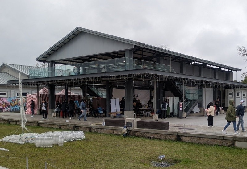 12号倉のイベントスペース 屋根がかさ上げされてイベントスペースとなった12号倉の内部を撮影した写真。この日はロボコンが開催されていた。