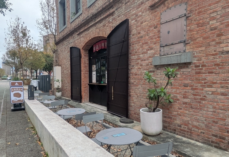 建物反対側のファサード。カフェのテラス席が併設されている。