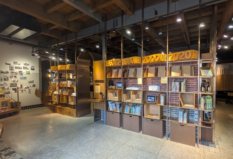 1階の展示空間。壁面展示と資料で山林資源と物産貿易の歴史を解説している。