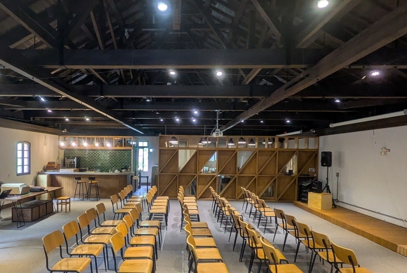 2階ホールコーナー。屋根の小屋組みが見える構造が特徴的。