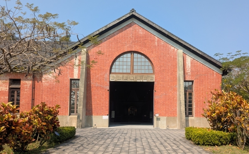 快濾筒室の入口 快濾筒室(B館)の濾過装置が格納される棟の入り口。
